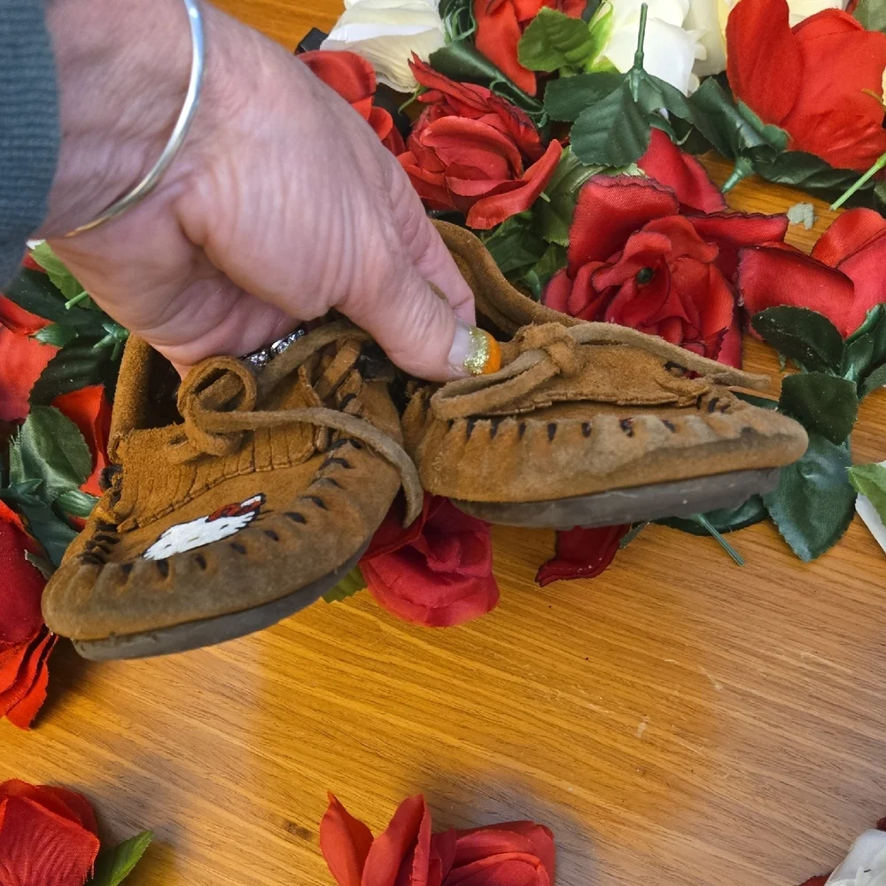 Minnetonka x Hello‎ Kitty Suede Moccasins – Kids Size 2